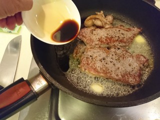 12、和風嫩煎牛排,接著加醬油。