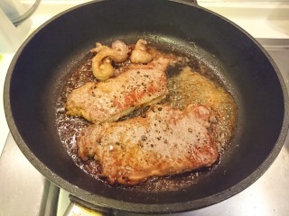 13、和風嫩煎牛排,讓醬汁充分吸附在牛肉上後，馬上關火。