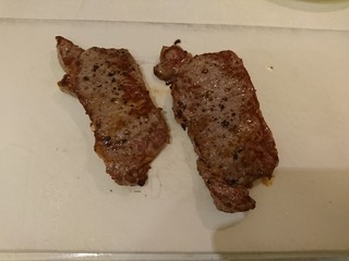 14、和風嫩煎牛排,將牛肉放在砧板上，靜置1分鐘。