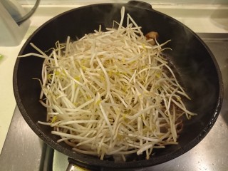 15、和風嫩煎牛排,再將平底鍋燒熱，加入豆芽拌炒，此時無需再加油及調味。