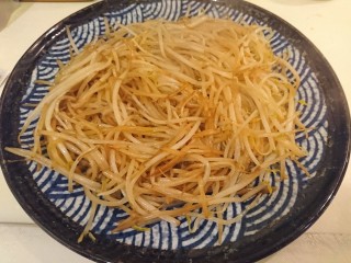 16、和風嫩煎牛排,將炒好的豆芽盛放在餐盤裡。