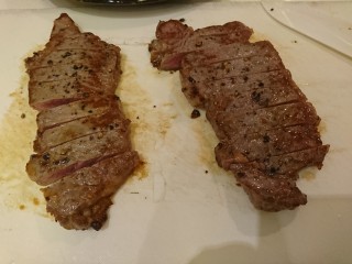 17、和風嫩煎牛排,將牛肉切條狀。