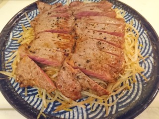 18、和風嫩煎牛排,整齊擺放在豆芽上。