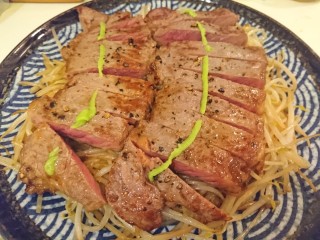 19、和風嫩煎牛排,點上芥末泥。