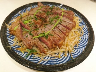 20、和風嫩煎牛排,撒上紫蘇。