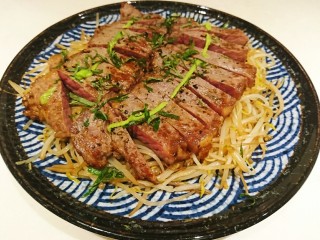 21、和風嫩煎牛排,拍照！開動！