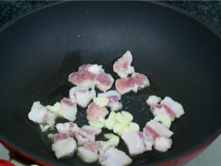 5、大杂烩一品煲,加入蒜头、炒出香味