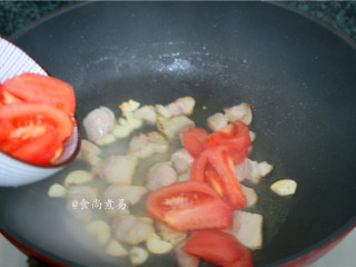 6、大杂烩一品煲,倒入番茄