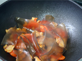 8、大杂烩一品煲,倒入粉皮，调入蚝油、翻炒均匀