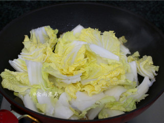 9、大杂烩一品煲,倒入大白菜炒软后