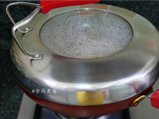 12、大杂烩一品煲,遮上锅盖，再炖煮5分钟左右