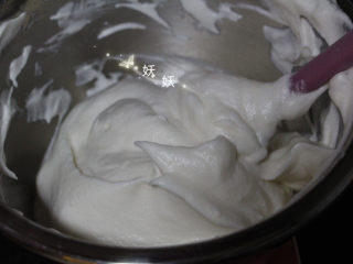 10、酸奶溶豆,用刮刀自上而下翻拌，切忌不要打圈，乱搅一通，动作轻柔要快。这时就可以提前预热烤箱了，不然挤好再烤蛋白糊也晾的差不多了。预热升温慢的烤箱在刚开始打发蛋清的时候就预热上。