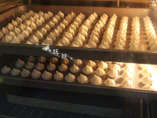 13、酸奶溶豆,尽快送入烤箱。