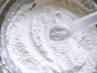 3、女巫手指饼干,泡打粉加入低筋面粉里，搅拌均匀