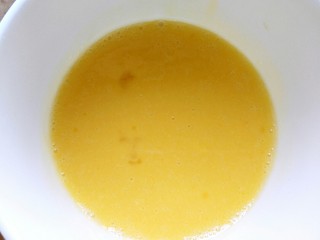 4、女巫手指饼干,把鸡蛋液和牛奶加入黄油里，搅拌均匀后和面和成面团，静置30分钟