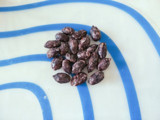 5、女巫手指饼干,找了半天没有找到杏仁，只能用黑皮花生了，还是我加了糖霜的