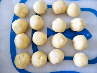 6、女巫手指饼干,30分钟后，把面团分成10g左右的小圆球