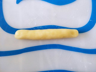 7、女巫手指饼干,把面团搓成细细的长条