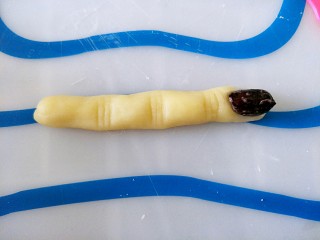 9、女巫手指饼干,花生稍微沾水，摁在比较细的一端