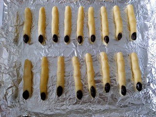 10、女巫手指饼干,这是做好的手指，长短不一，本来手指就不一样长嘛