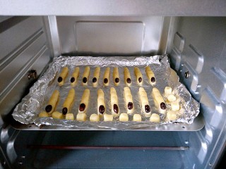 11、女巫手指饼干,烤箱预热，170度25分钟