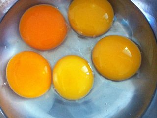 2、蛋Q虾仁小披萨,在碗里打一个鸡蛋[喜欢吃鸡蛋的朋友可以打两个]，打匀后备用。