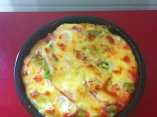 4、蛋Q虾仁小披萨,烤箱预热，设置220摄氏度，上下加热模式，20分钟左右即可出炉。香喷喷金灿灿的虾仁Q披萨就做好啦〜如图