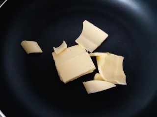 1、超级简单的牛扎饼干,黄油放入不粘锅内融化