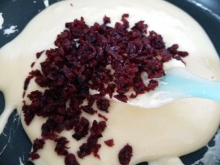 5、超级简单的牛扎饼干,搅拌均匀后加入蔓越莓干