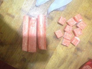 1、海鲜披萨,蟹肉棒,切大块。圆葱切小丁。鱿鱼切小块备用