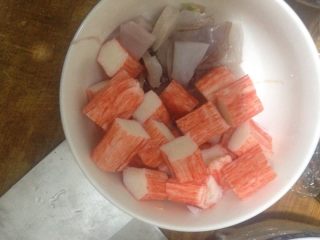 2、海鲜披萨,都切好放在碗里备用