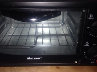 3、海鲜披萨,烤箱预热。二百二十度。五分钟