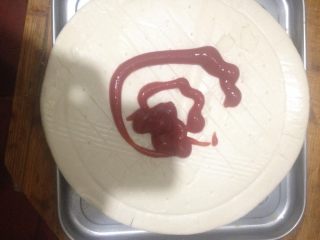 4、海鲜披萨,预热的时间。把披萨胚涂上一层番茄酱。喜欢番茄酱可以多一点的