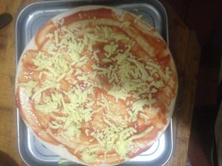 6、海鲜披萨,均匀的撒上一层马苏里拉奶酪