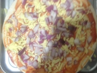 7、海鲜披萨,撒上洋葱。我感觉洋葱多点还是好吃的