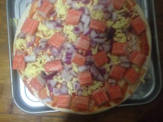 8、海鲜披萨,大块的蟹肉棒摆上