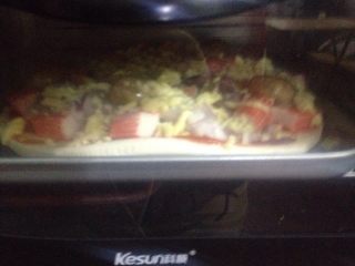 10、海鲜披萨,预热好后就可以放进去了。上下管。二百三十度二十分钟。