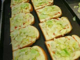 1、花式土司,先在土司上挤一个大写的M（番茄酱）在吧包菜放在上面（包菜要切碎，然后用开水来过一遍）