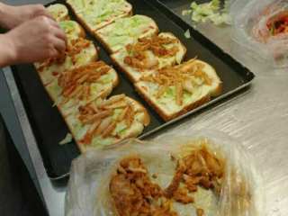 2、花式土司,放一层鸡排，网上应该有卖的奥良鸡排（要为没有鸡排而嫌弃麻烦用别的肉（比如火腿   烤肠  方腿片  、、、、）也可以代替）