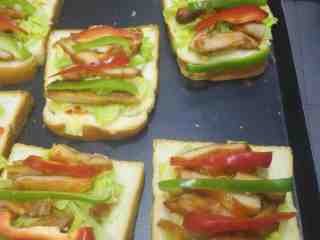 3、花式土司,放青椒   红椒