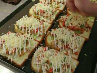 5、花式土司,挤一层沙拉酱