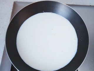 8、午后时光_红枣双皮奶,将融合后的牛奶倒入平底锅,小火慢慢煮