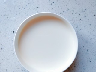 12、午后时光_红枣双皮奶,必须要挑到没有泡沫,然后放置在一边,不用管它,等它表面自然结成奶皮