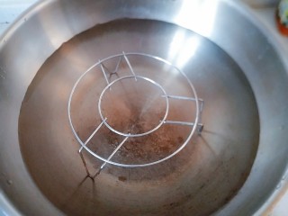 24、午后时光_红枣双皮奶,锅里加冷水放上蒸架,再把牛奶放上去,盖好锅盖,煮15到20分钟,应该差不多了