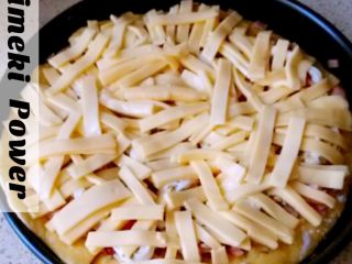 3、家庭美味培根披萨,然后均匀铺满芝士，接着就可以放入烤箱啦