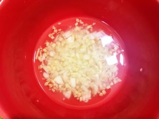 6、夏日清爽小凉菜——凉拌豆角,加入少许纯净水调匀