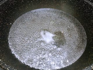 7、夏日清爽小凉菜——凉拌豆角,锅里烧水，水滚后加入1勺盐和几滴食用油