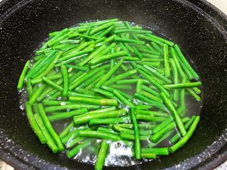 9、夏日清爽小凉菜——凉拌豆角,喜欢吃软一点的多焯一下，喜欢吃脆的也要焯断生哦