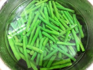10、夏日清爽小凉菜——凉拌豆角,捞出过一下凉水