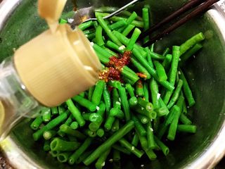 13、夏日清爽小凉菜——凉拌豆角,加入辣椒油和花椒油